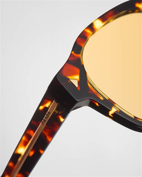 Honey Lenses Sunglasses With Iconic Metal Plaque 